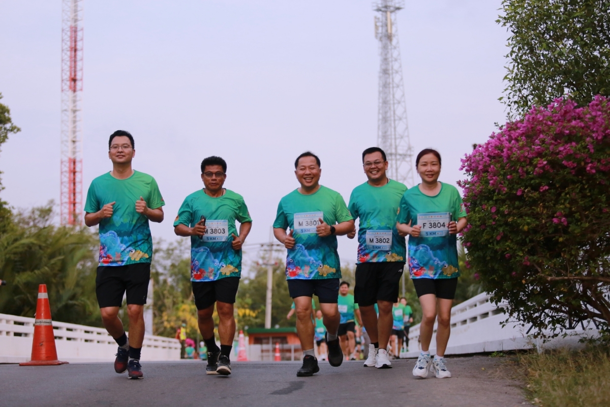 ผู้ว่าฯ เมืองปากน้ำ นำนักวิ่งกว่า 2,000 คน ร่วมกิจรรม 'CPF & KASETPHAND RUN FOR CHARITY'