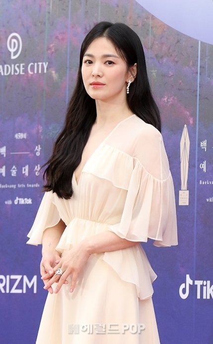 ลุ้น Baeksang Arts Awards!! ‘ซงฮเยคโย-ซูจี-พัคจินยอง-พัคโบกอม’ นำทัพซุปตาร์หล่อสวยบนพรมแดง