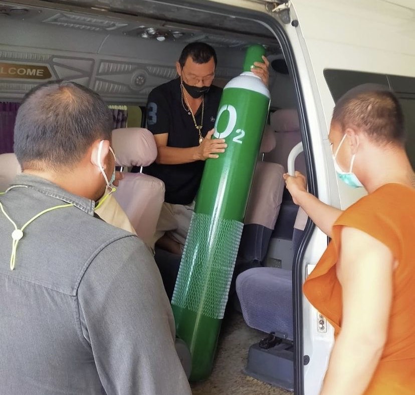 เชียร์ ฑิฆัมพร มอบถังออกซิเจน ให้ที่ รพ.สนามวัดช่องลม เชียร์ ฑิฆัมพร มอบถังออกซิเจน ให้ที่ รพ.สนามวัดช่องลม