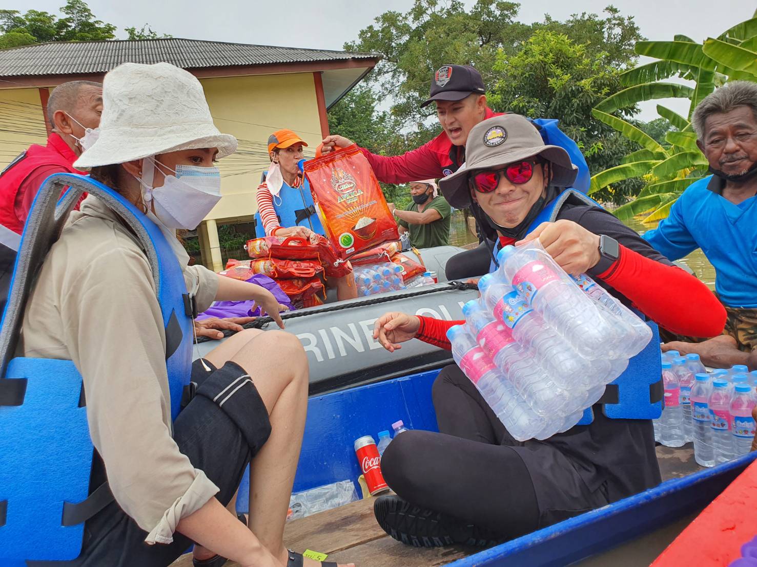 กบ ปภัสรา นำทีมนักแสดง ลุยช่วยน้ำท่วมต่อเนื่อง!! 