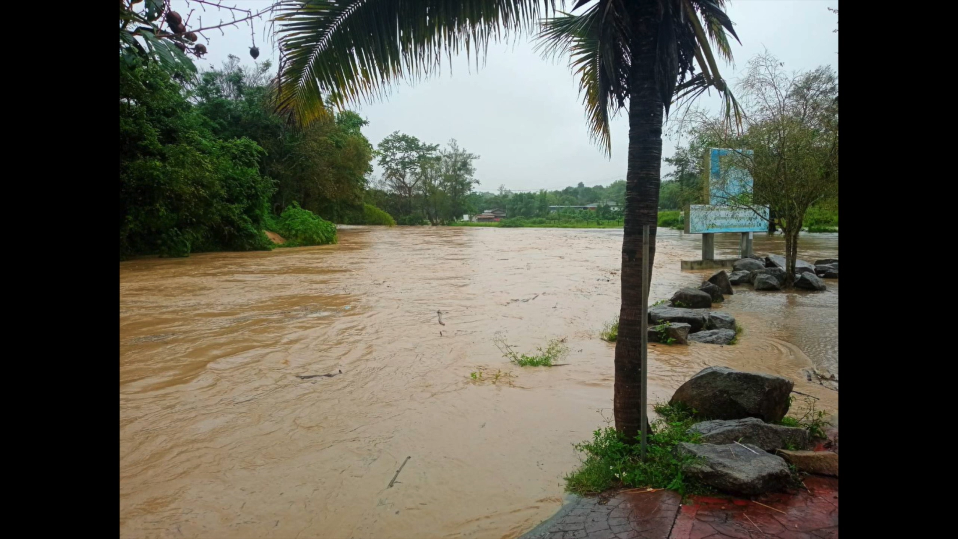 เปิดภาพน้ำท่วม สะพานคู่รัก อมก๋อย นายอำเภอสั่งระดมหน่วยงานเฝ้าระวัง 