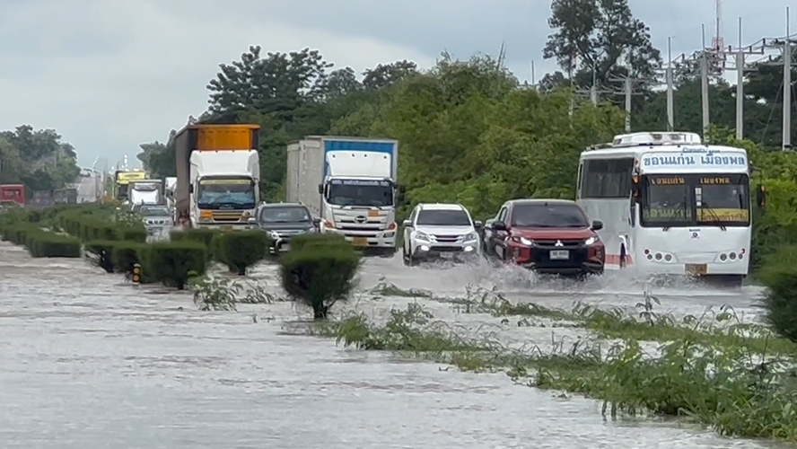 ถ.มิตรภาพ จมน้ำ! หลังเจอฝนตกหนัก รถทัวร์-รถบรรทุก เสียหายหลายคัน ถ.มิตรภาพ จมน้ำ! หลังเจอฝนตกหนัก รถทัวร์-รถบรรทุก เสียหายหลายคัน