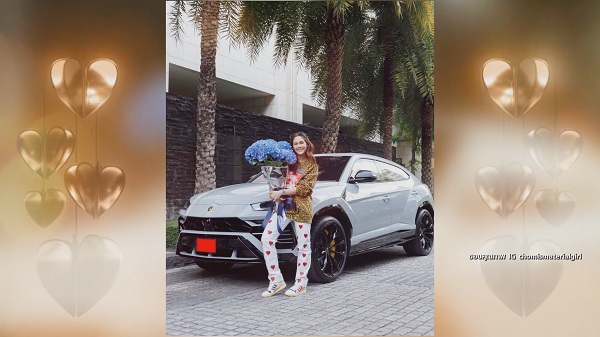 “น็อต” ทำเซอร์ไพรส์มอบรถยนต์หรูให้ “ชมพู่ อารยา” ในวันเกิด (มีคลิป) “น็อต” ทำเซอร์ไพรส์มอบรถยนต์หรูให้ “ชมพู่ อารยา” ในวันเกิด (มีคลิป)