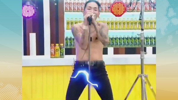 เต็มคาราเบล โตโน่ ภาคิน กระโดดน้ำขณะโชว์ร้องเพลง   (มีคลิป)