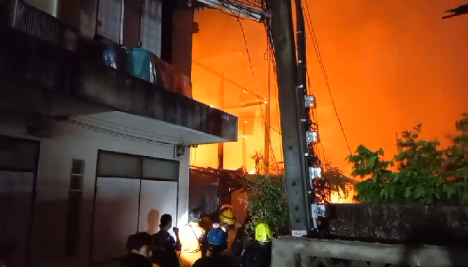 ระทึก! ไฟไหม้ชุมชนในซอยสุขสวัสดิ์ 52 เสียหาย 7 หลัง เจ็บ 3 ราย ระทึก! ไฟไหม้ชุมชนในซอยสุขสวัสดิ์ 52 เสียหาย 7 หลัง เจ็บ 3 ราย