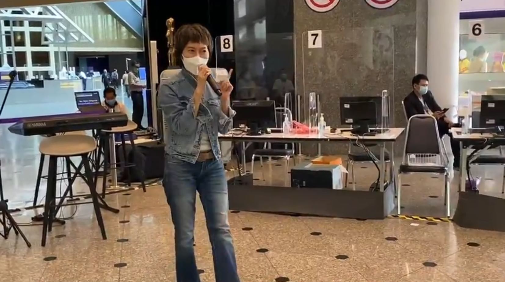 ศรัณย่า สร้างรอยยิ้ม!! หลังฉีดวัคซีนเสร็จ ขอร้องเพลงต่อ ระหว่างรอสังเกตอาการ