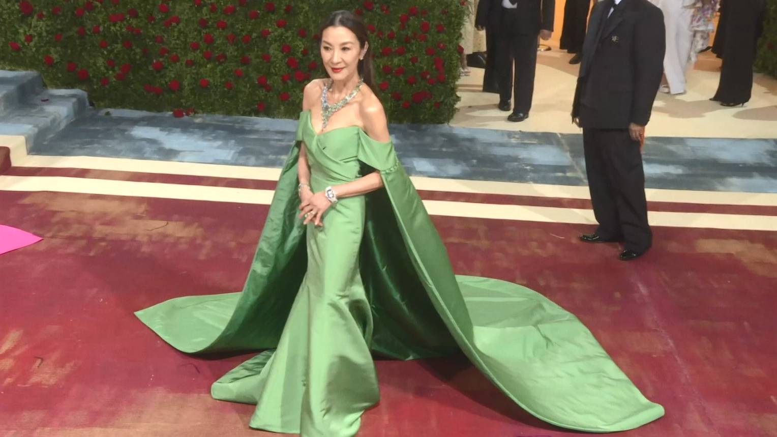 เหล่าคนดังเฉิดฉายในชุดสุดอลังในช่วงแรกของการจัดงาน Met Gala ปี 2022 เหล่าคนดังเฉิดฉายในชุดสุดอลังในช่วงแรกของการจัดงาน Met Gala ปี 2022