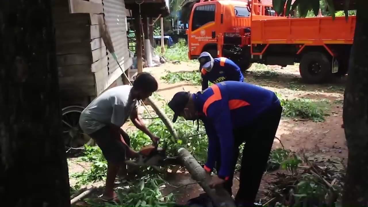 พายุลูกเห็บกระหน่ำ “สุรินทร์” บ้านพัง 115 หลัง พายุลูกเห็บกระหน่ำ “สุรินทร์” บ้านพัง 115 หลัง
