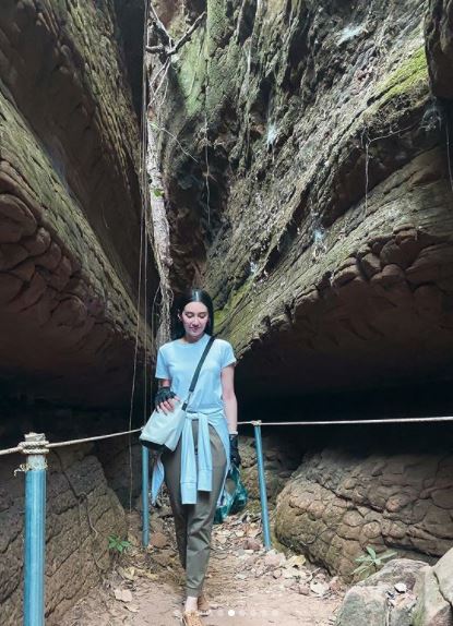 เบลล่า ราณี จับมือคุณแม่ปราณีขึ้นถ้ำนาคา ไหว้ขอพรพ่อปู่อือลือ