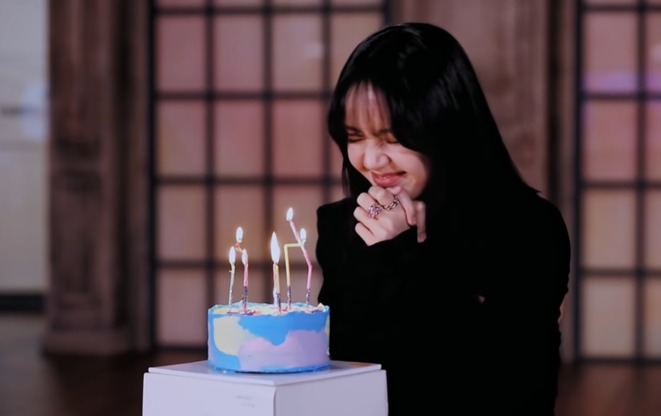 โมเมนท์สุดน่ารัก เมื่อเหล่าเด็กฝึกอวยพรวันเกิดให้ 'ลิซ่า' BLACKPINK