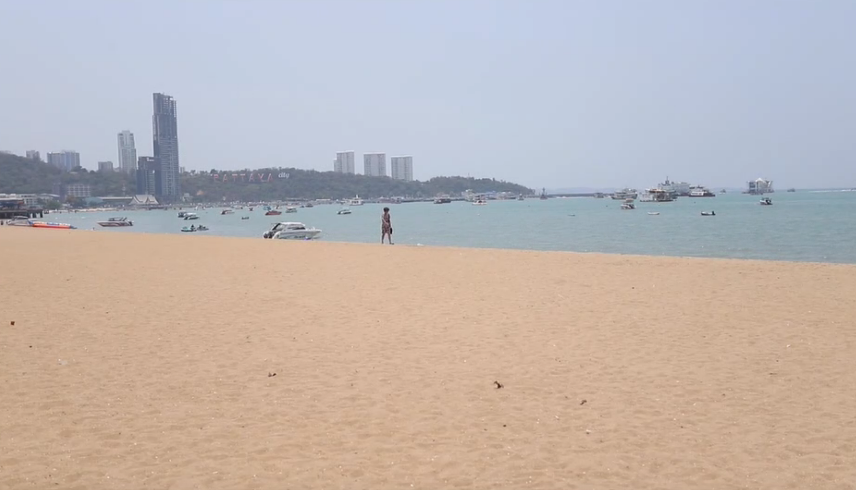 อุตุฯเตือนชลบุรี ดัชนีความร้อนพุ่ง 49.4 องศาฯ นทท.หลบแดดบางตา อุตุฯเตือนชลบุรี ดัชนีความร้อนพุ่ง 49.4 องศาฯ นทท.หลบแดดบางตา