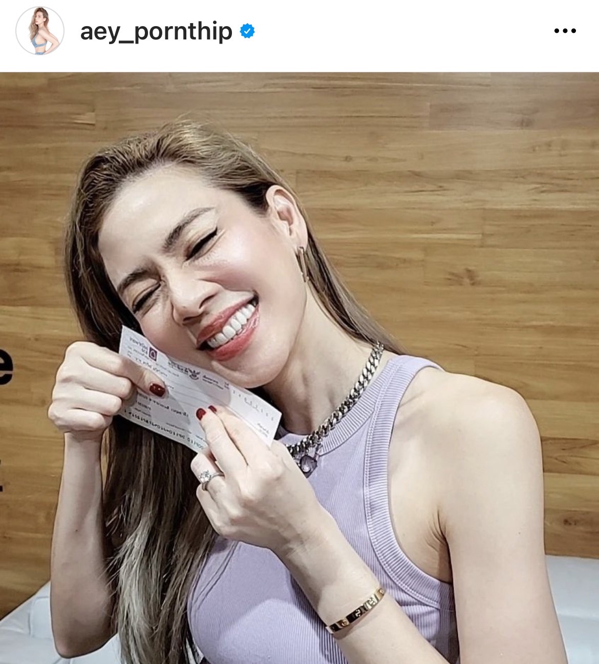 เอ๋ กรี๊ดลั่นบ้าน ป๋อ ให้เช็คเงินสดเป็นของขวัญครบรอบวันแต่งงาน  