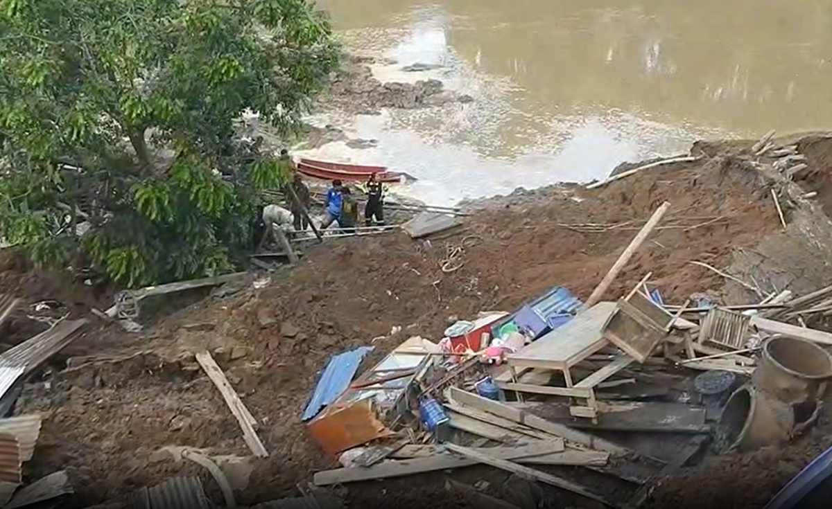 บ้านริมตลิ่งแม่น้ำยมทรุดตัว เร่งค้นหาผู้สูญหายที่ จ.สุโขทัย บ้านริมตลิ่งแม่น้ำยมทรุดตัว เร่งค้นหาผู้สูญหายที่ จ.สุโขทัย
