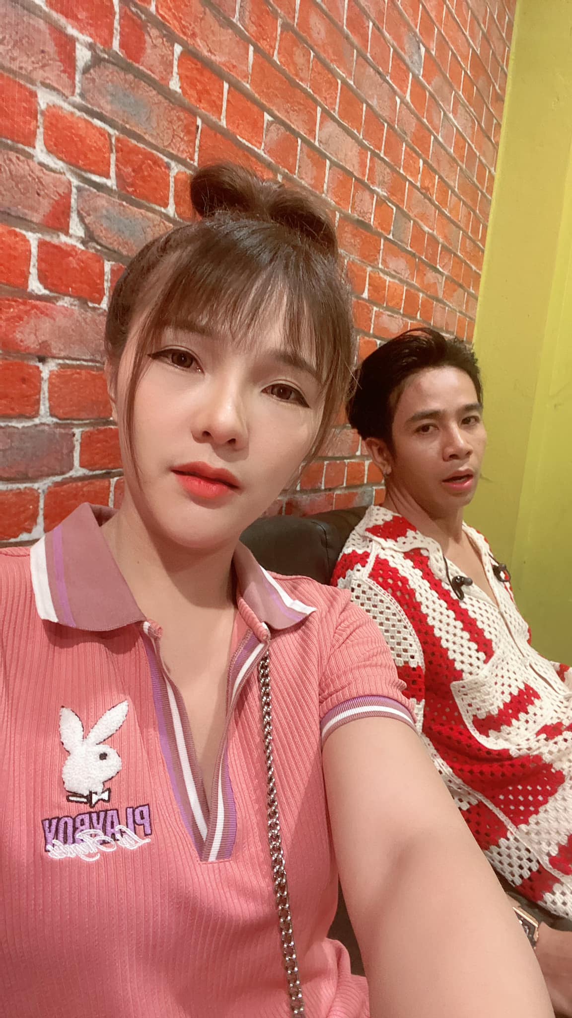 ภรรยาสาว ก้อง ห้วยไร่ โพสต์เตือนแฟนคลับหลังสามีโดนขอถ่ายรูประหว่างเข้าห้องน้ำ ภรรยาสาว ก้อง ห้วยไร่ โพสต์เตือนแฟนคลับหลังสามีโดนขอถ่ายรูประหว่างเข้าห้องน้ำ