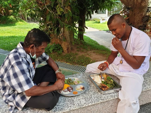 บัวขาว ปฏิบัติธรรมในวันเกิด