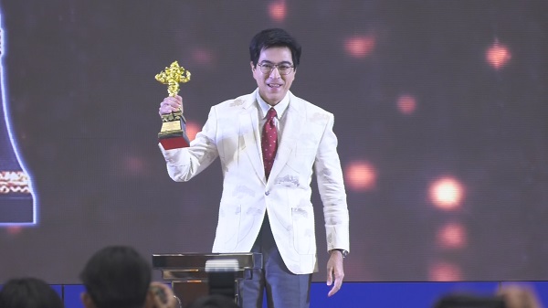 แซม-แอน นำทีมคนบันเทิงตบเท้าเข้ารับรางวัลพิฆเนศวร ครั้งที่ 11    (มีคลิป)