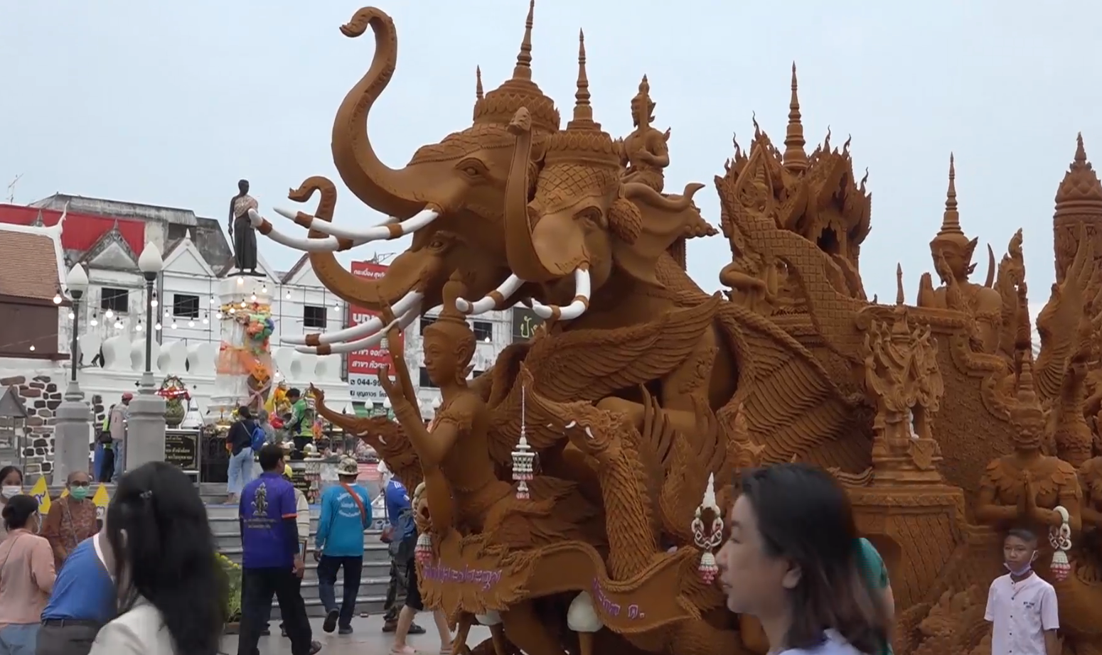 เปิดภาพ “แห่เทียนพรรษาโคราช” จัดยิ่งใหญ่อลังการ นทท.ร่วมงานคึกคัก