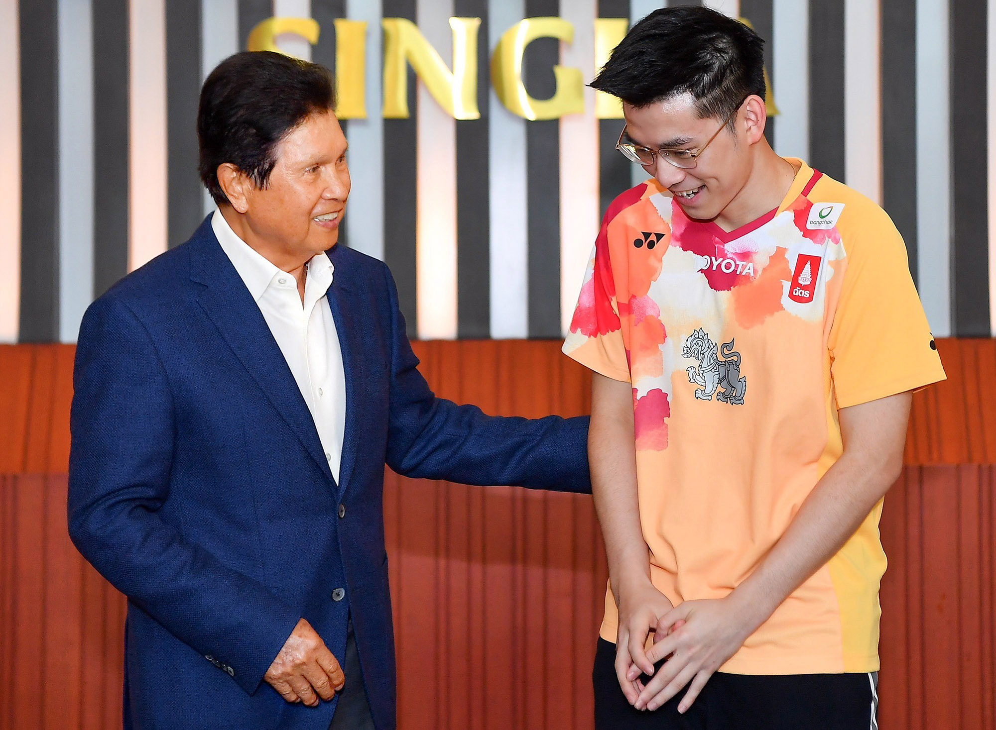 วิว เข้าขอบคุณ สิงห์ ผู้อยู่เบื้องหลังความสำเร็จ คว้าแชมป์ชายเดี่ยว แบดมินตันชิงแชมป์โลก 2023 วิว เข้าขอบคุณ สิงห์ ผู้อยู่เบื้องหลังความสำเร็จ คว้าแชมป์ชายเดี่ยว แบดมินตันชิงแชมป์โลก 2023