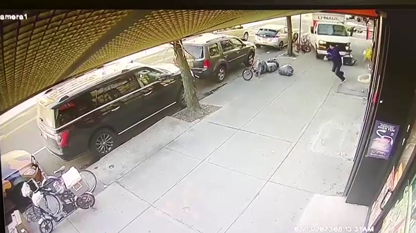 ภาพนาทีชีวิต! รถแหกด่านขับขึ้นทางเท้า ชายกระโดดหลบรอดหวุดหวิด เจ็บ 8