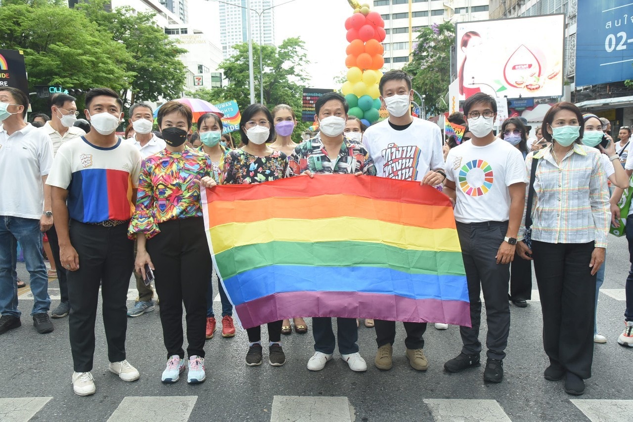 Pride Month ชัชชาติ ร่วมขบวนไพรด์พาเหรด ยอมรับความแตกต่าง แต่ไม่แตกแยก