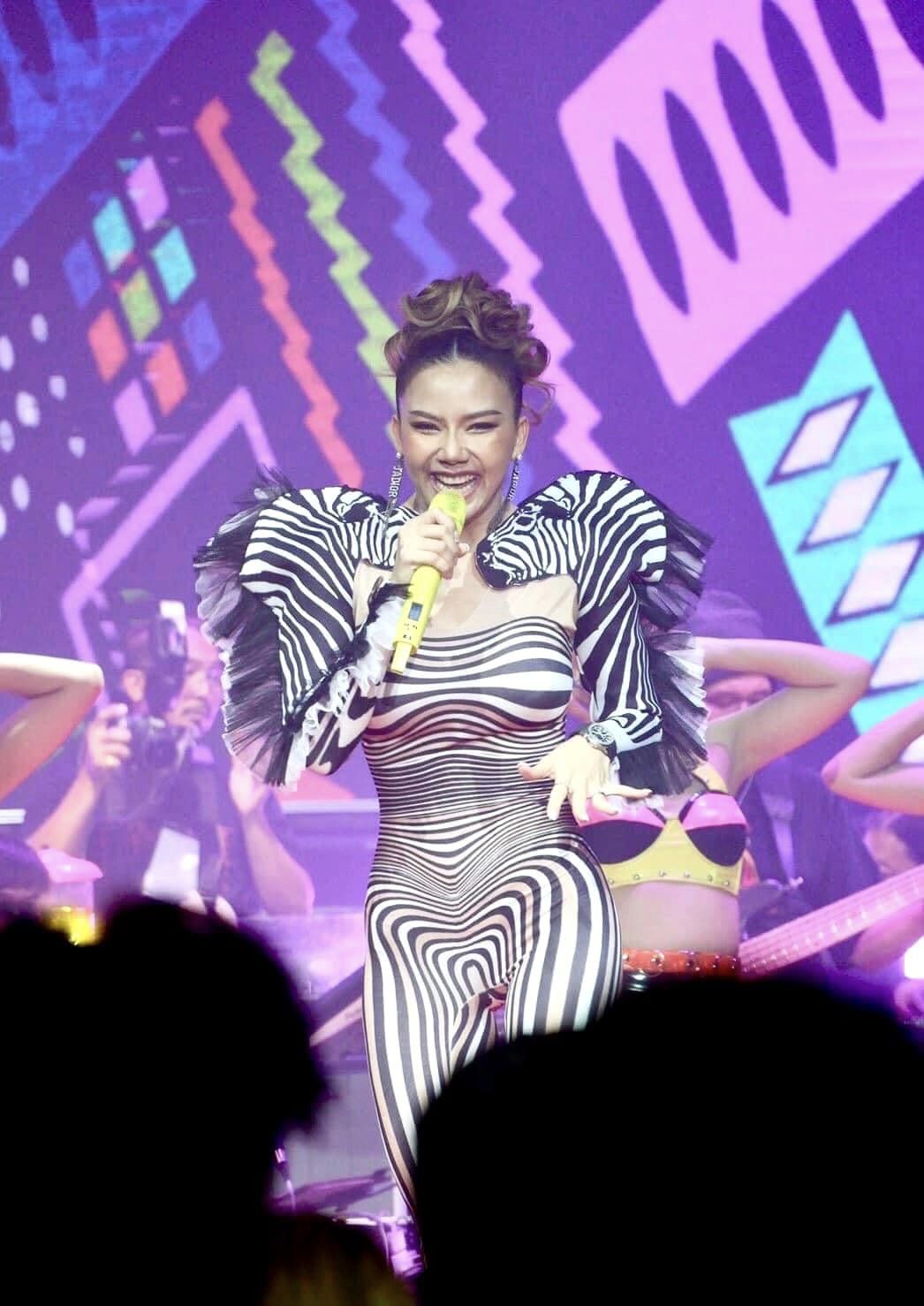 จ๊ะ นงผณี นักร้องใจบุญ บริจาคเตียงไฟฟ้า พร้อมเงินอีก 5,000 บาท จ๊ะ นงผณี นักร้องใจบุญ บริจาคเตียงไฟฟ้า พร้อมเงินอีก 5,000 บาท