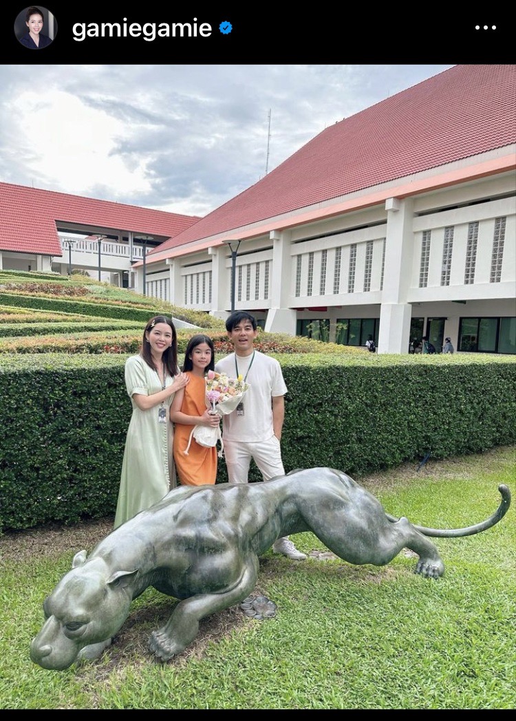 มอส ปฏิภาณ บินตรงจากยุโรปแสดงความยินดีลูกสาวคนโตเรียนจบชั้นประถม มอส ปฏิภาณ บินตรงจากยุโรปแสดงความยินดีลูกสาวคนโตเรียนจบชั้นประถม