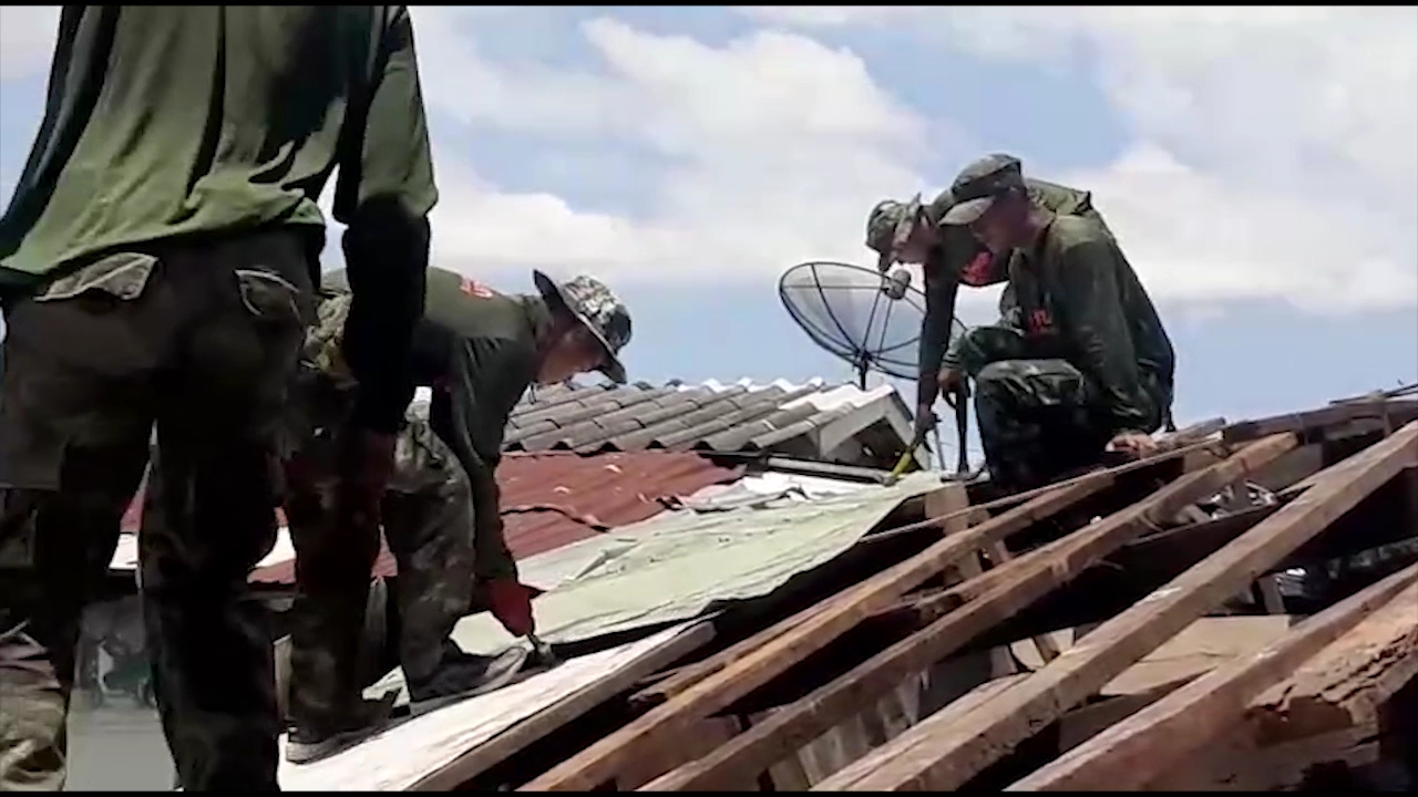 ฉะเชิงเทรา! เร่งซ่อมแซมบ้านเกือบร้อยหลังคาเรือนหลังพายุพัดถล่ม ฉะเชิงเทรา! เร่งซ่อมแซมบ้านเกือบร้อยหลังคาเรือนหลังพายุพัดถล่ม