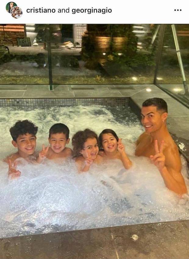 ได้ลูกแฝดเพิ่ม!! ‘คริสเตียโน่ โรนัลโด้’ แจ้งข่าวดีสมาชิกมาอีกสอง ได้ลูกแฝดเพิ่ม!! ‘คริสเตียโน่ โรนัลโด้’ แจ้งข่าวดีสมาชิกมาอีกสอง