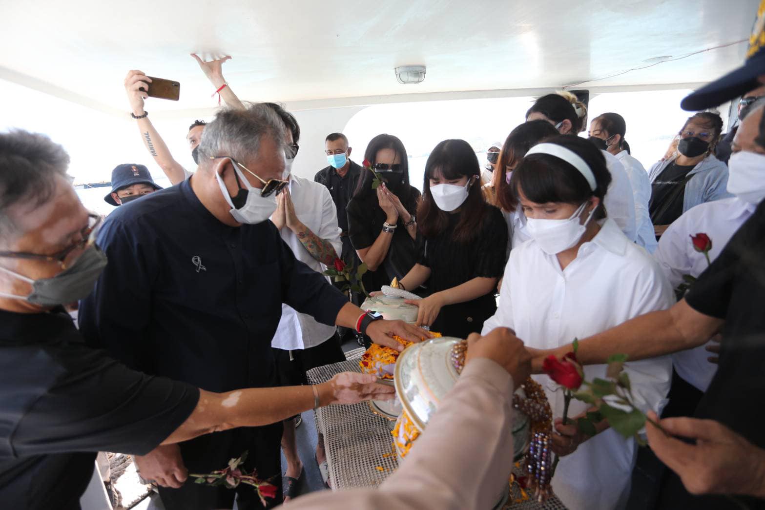 เป็ด เชิญยิ้ม นำอัฐิ พ่อแม่ ลอยอังคาร จ่อนำเงินทำบุญสร้างพระประธาน เป็ด เชิญยิ้ม นำอัฐิ พ่อแม่ ลอยอังคาร จ่อนำเงินทำบุญสร้างพระประธาน