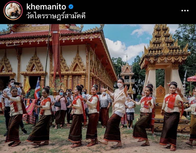 แพนเค้ก ควงสารวัตรหมี พร้อมครอบครัวทำบุญกฐิน สวมชุดไทยล้างห้องน้ำวัด