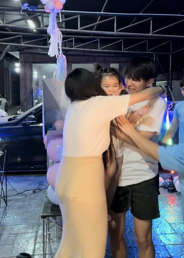 ครูเต้ย อภิวัฒน์ เฉลยเพศลูกคนที่ 2 แล้ว ทำเอาเฮกันลั่นบ้าน ครูเต้ย อภิวัฒน์ เฉลยเพศลูกคนที่ 2 แล้ว ทำเอาเฮกันลั่นบ้าน