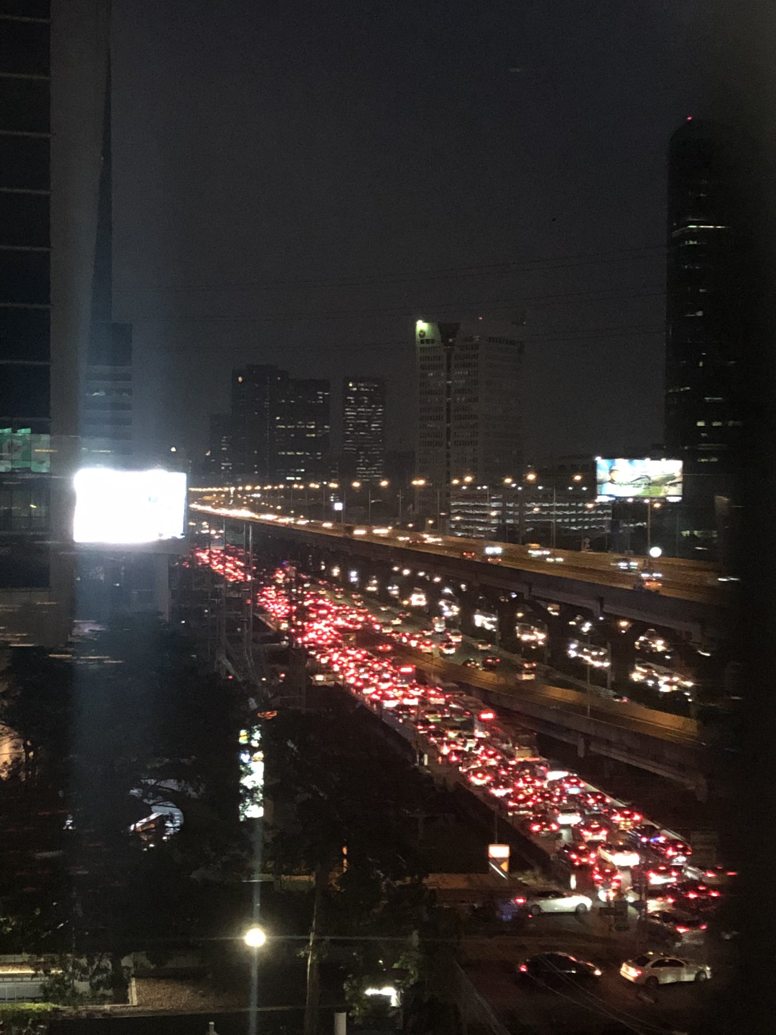 วันศุกร์แห่งชาติ! วิภาวดีขาเข้า-ออก รถหนาแน่นติดยาวสะสม วันศุกร์แห่งชาติ! วิภาวดีขาเข้า-ออก รถหนาแน่นติดยาวสะสม