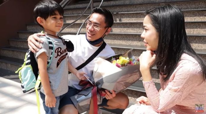 นุ๊ก สุทธิดา เผยคลิปลูกชายคนเล็กหอบช่อดอกไม้เซอร์ไพรส์คุณพ่อ หลังไม่เจอกันนาน