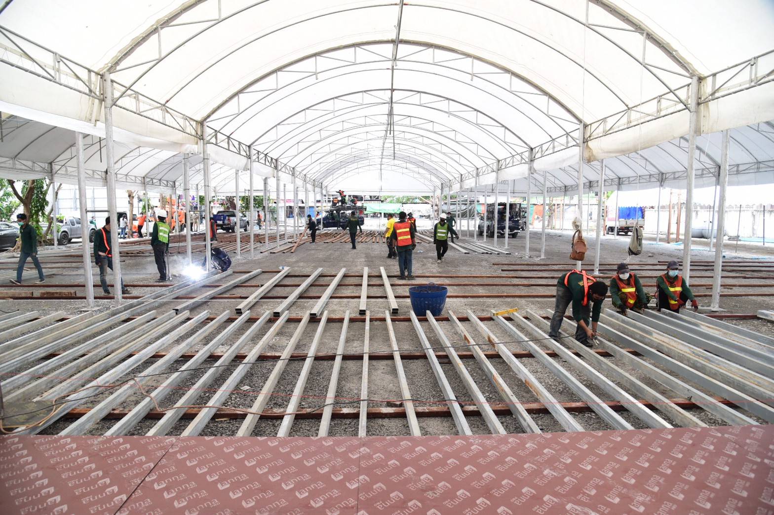 MEA ติดตั้งระบบไฟฟ้ารองรับ รพ.สนามพลังแผ่นดิน เพื่อพิชิตภัยโควิด-19 MEA ติดตั้งระบบไฟฟ้ารองรับ รพ.สนามพลังแผ่นดิน เพื่อพิชิตภัยโควิด-19