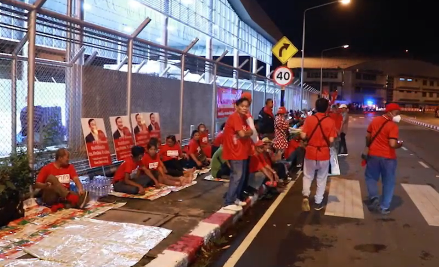“ทักษิณกลับไทย” เปิดภาพบรรยากาศล่าสุด!สนามบินดอนเมือง สื่อเกาะติด