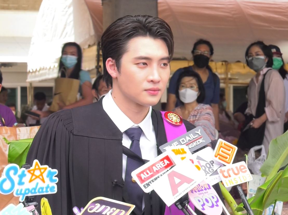บัณฑิตป้ายแดง มีน พีรวิชญ์ เข้ารับปริญญา