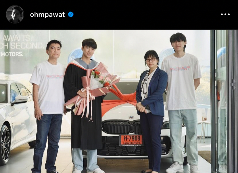 น้ำตารื้น โอม ภวัต ปริ่มใจถอยรถหรูป้ายแดงตอบแทนพระคุณพ่อ-แม่ หลังเรียนจบ