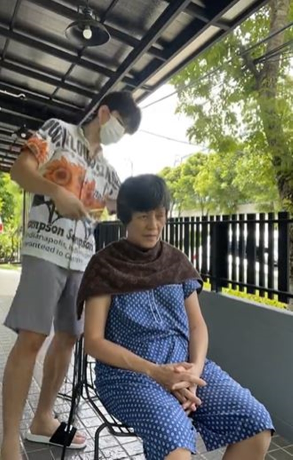 นิว วงศกร รับบทช่างตัดผม ให้คุณแม่ ในยุคโควิด-19