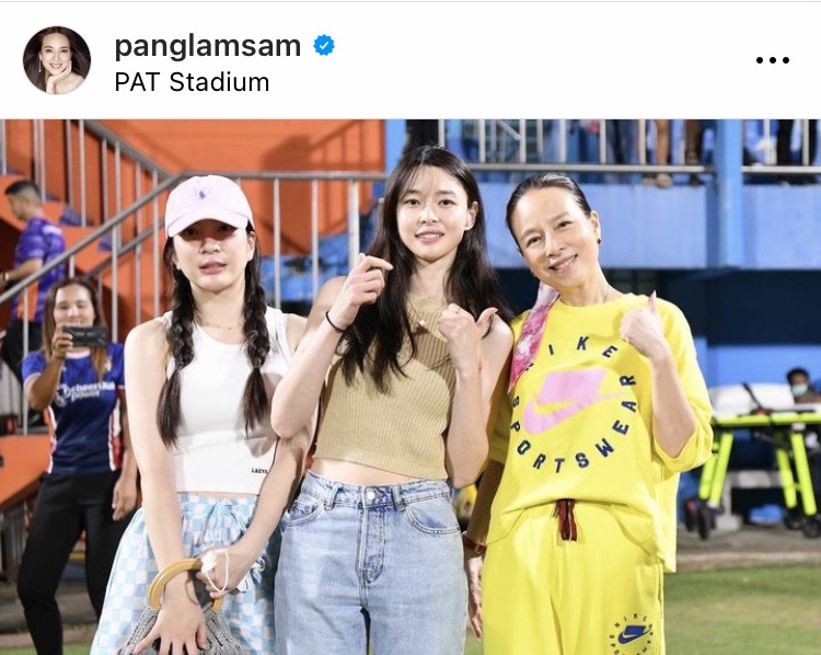 'ควอน นารา' ชมเกมไทยลีก!! ดาราเกาหลีซีรีส์ Itaewon Class กระทบไหล่ ‘มาดามแป้ง’ 'ควอน นารา' ชมเกมไทยลีก!! ดาราเกาหลีซีรีส์ Itaewon Class กระทบไหล่ ‘มาดามแป้ง’