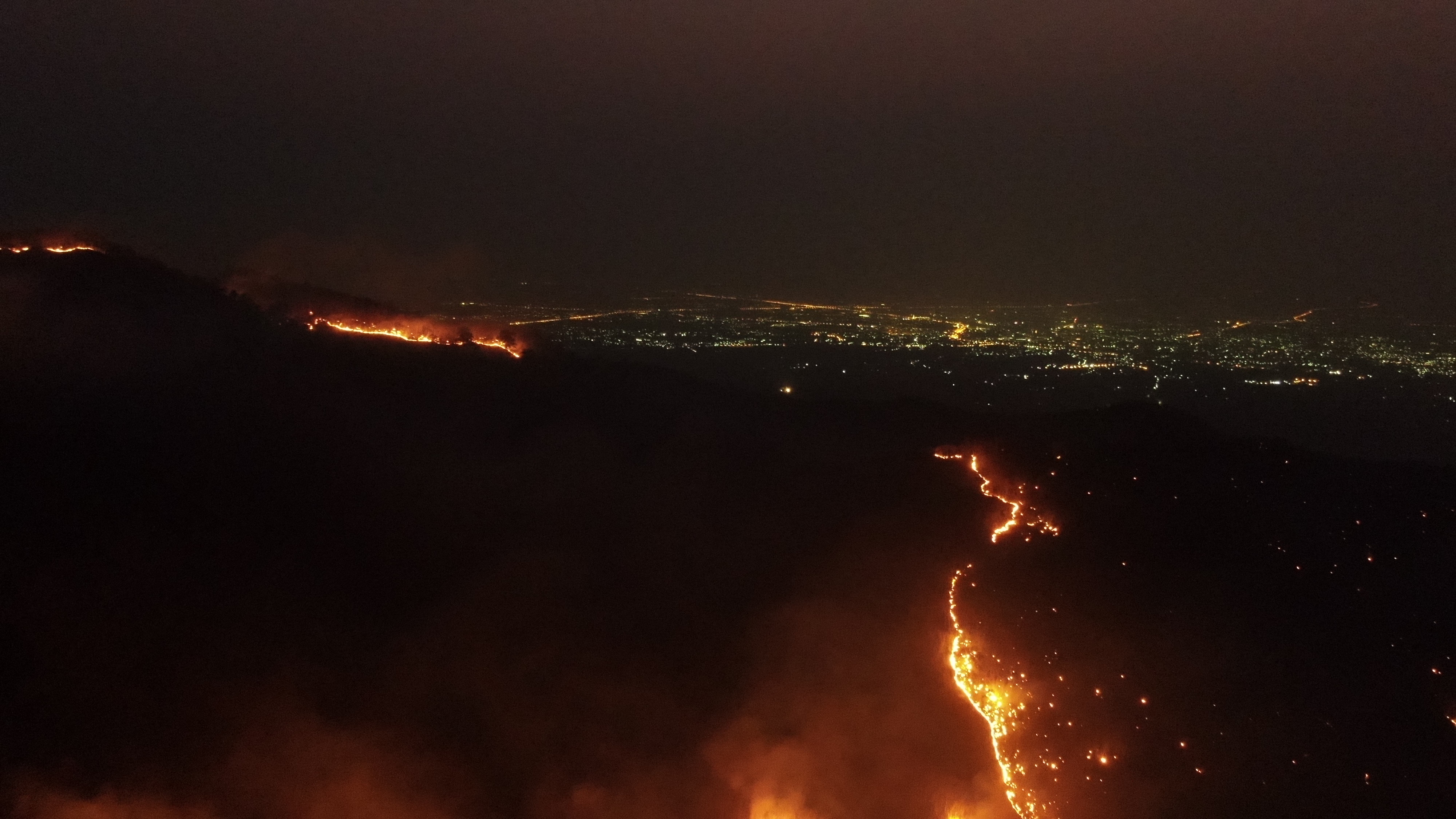 ไฟเผาวอด ป่าดอยพระบาท เสียหายแล้ว 4,700 ไร่ ไฟเผาวอด ป่าดอยพระบาท เสียหายแล้ว 4,700 ไร่