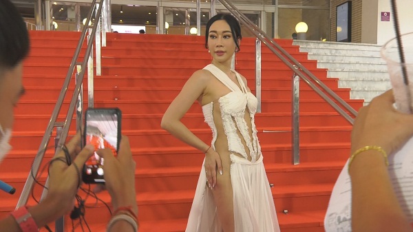 “น้ำเพชร” ใส่ชุดแหวก เดินพรมแดง พร้อมอัปเดตคดีความ  (มีคลิป)