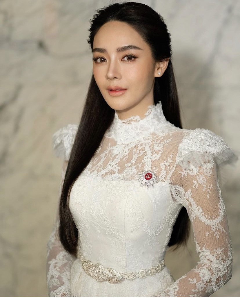 บรรยากาศสุดชื่นมื่น ปุยฝ้าย ควง ตาม เข้าพิธีหมั้น ครอบครัว-เพื่อนแห่ยินดี