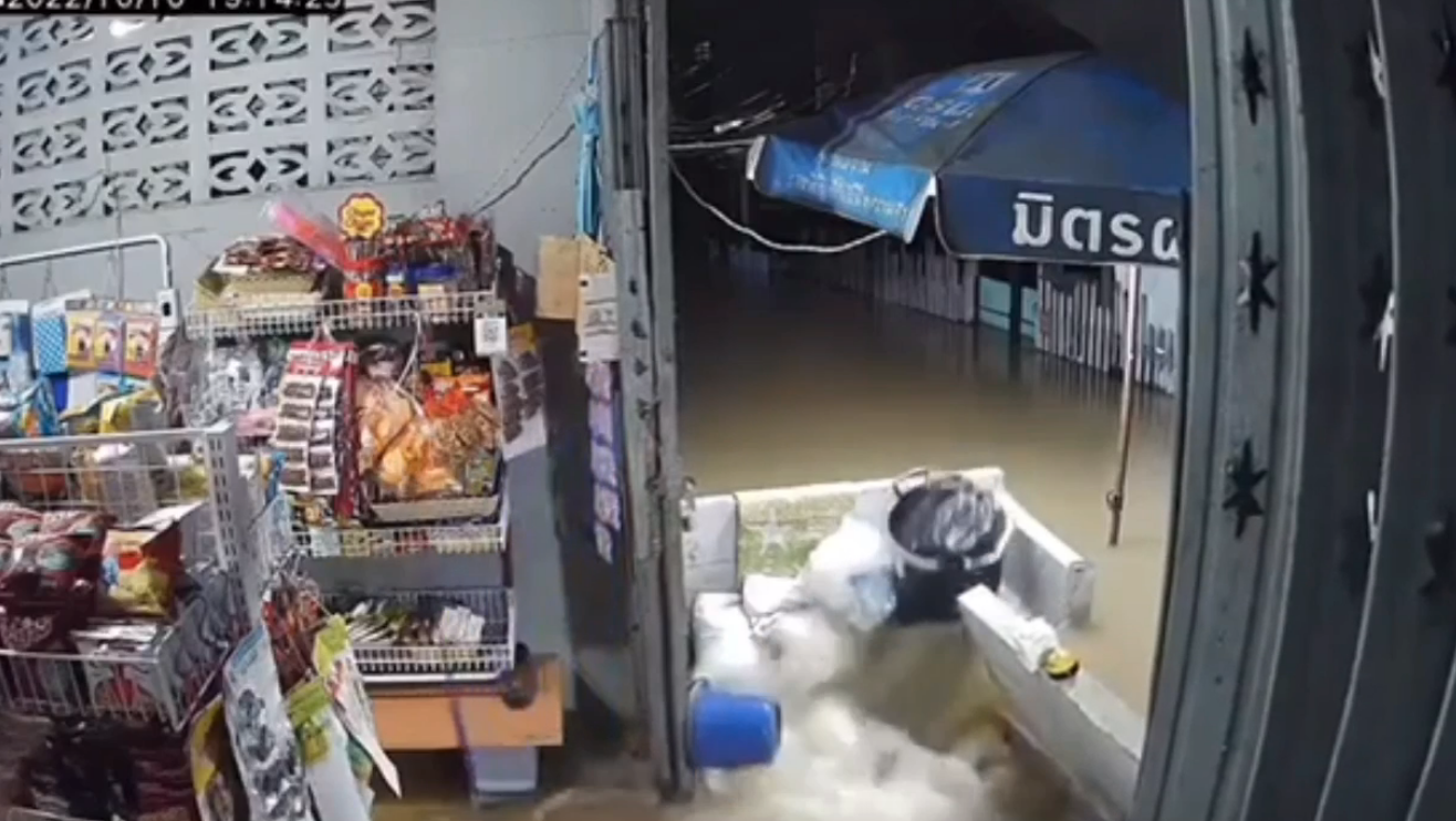 น้ำท่วมนนทบุรี เปิดภาพวงจรปิดนาทีกำแพงกั้นน้ำแตก หนีกันวุ่น น้ำท่วมนนทบุรี เปิดภาพวงจรปิดนาทีกำแพงกั้นน้ำแตก หนีกันวุ่น