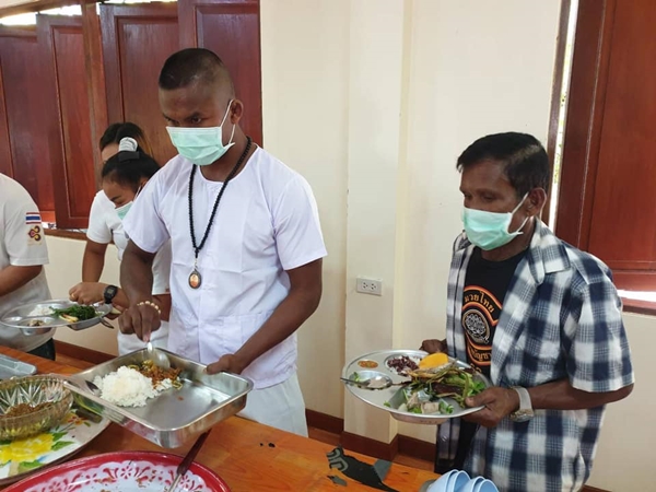 บัวขาว ปฏิบัติธรรมในวันเกิด