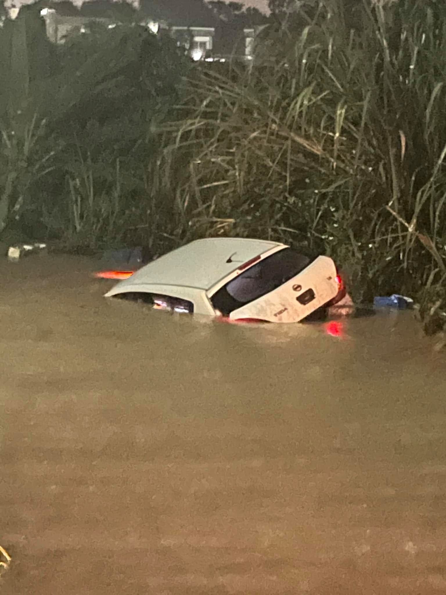 ผู้ประกาศสาวเล่านาทีชีวิต!รถถูกน้ำท่วมจันทบุรีสูงถึงอก ซัดลอยไปตามกระแสน้ำ ผู้ประกาศสาวเล่านาทีชีวิต!รถถูกน้ำท่วมจันทบุรีสูงถึงอก ซัดลอยไปตามกระแสน้ำ