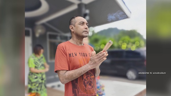 “เมฆ วินัย” กราบอโหสิกรรมแม่ในวันเกิด พร้อมอัปเดตโรคตุ่มน้ำพอง (มีคลิป) “เมฆ วินัย” กราบอโหสิกรรมแม่ในวันเกิด พร้อมอัปเดตโรคตุ่มน้ำพอง (มีคลิป)