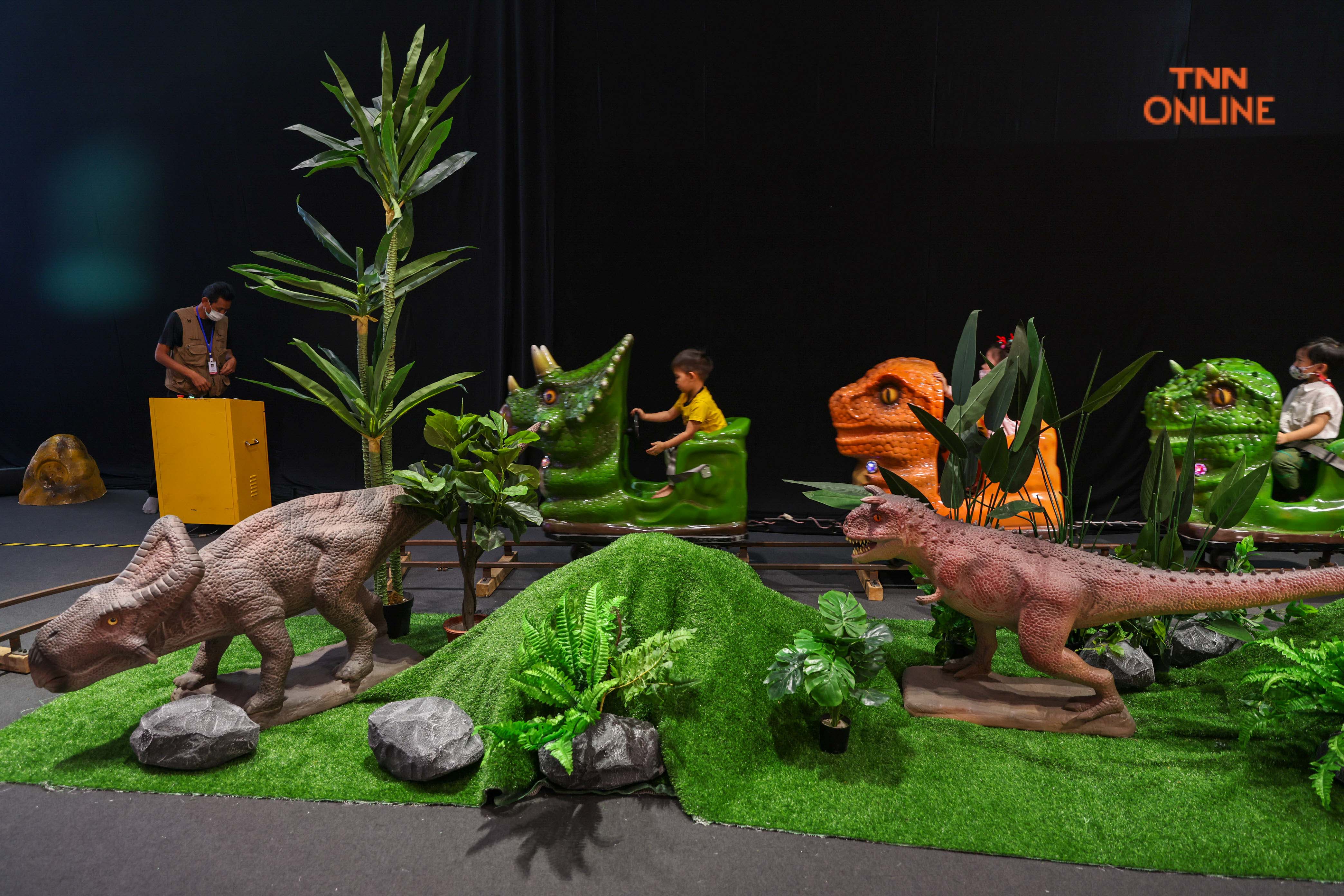 ไดโนเสาร์บุกกรุง ตื่นตากับผืนป่าดึกดำบรรพ์ยุค 200 ล้านปี