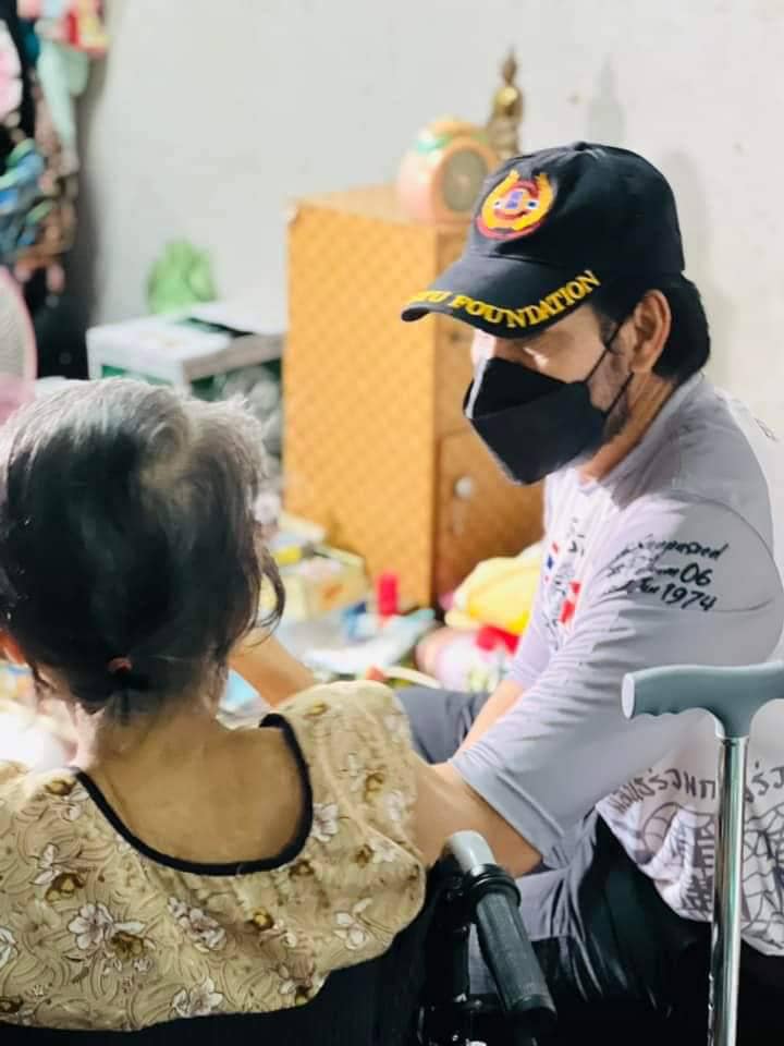 “บิณฑ์” เข้าช่วยเหลือ “แม่จิต” มอบวีลแชร์พร้อมเงิน (มีคลิป) “บิณฑ์” เข้าช่วยเหลือ “แม่จิต” มอบวีลแชร์พร้อมเงิน (มีคลิป)