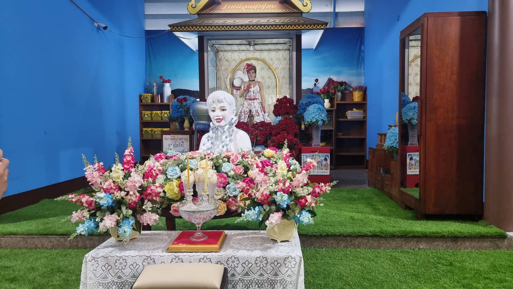 เพชร ภัควรรธน์ ทำบุญรำลึก 31 ปี การจากไปของ แม่ผึ้ง พุ่มพวง เพชร ภัควรรธน์ ทำบุญรำลึก 31 ปี การจากไปของ แม่ผึ้ง พุ่มพวง