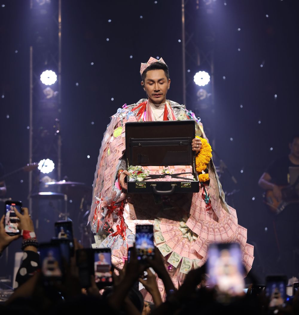 ตรี ชัยณรงค์ อึ้ง!! แฟนคลับมอบของขวัญแบบใหม่แบบปึก!! ตรี ชัยณรงค์ อึ้ง!! แฟนคลับมอบของขวัญแบบใหม่แบบปึก!!